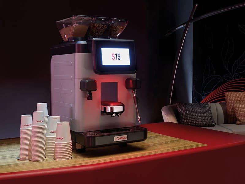 Superautomática LaCimbali S15 en una sala de espera