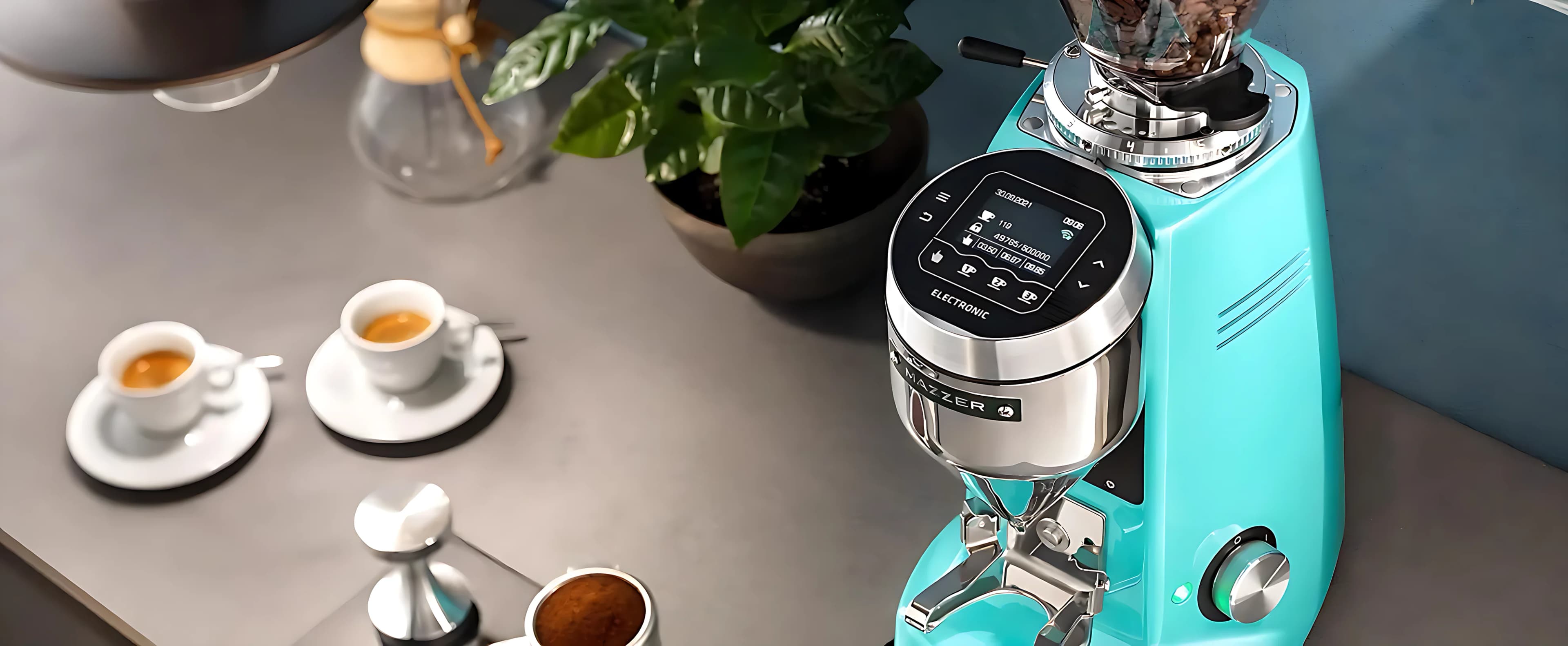 Molino Mazzer junto a tazas de espresso