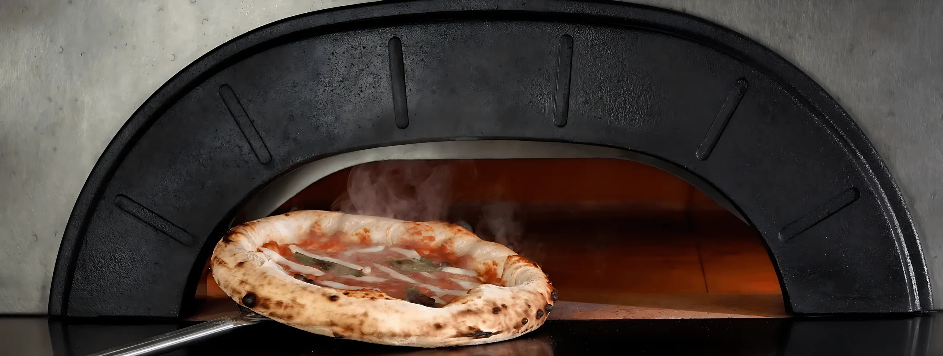Pizza saliendo de un horno Moretti Forni