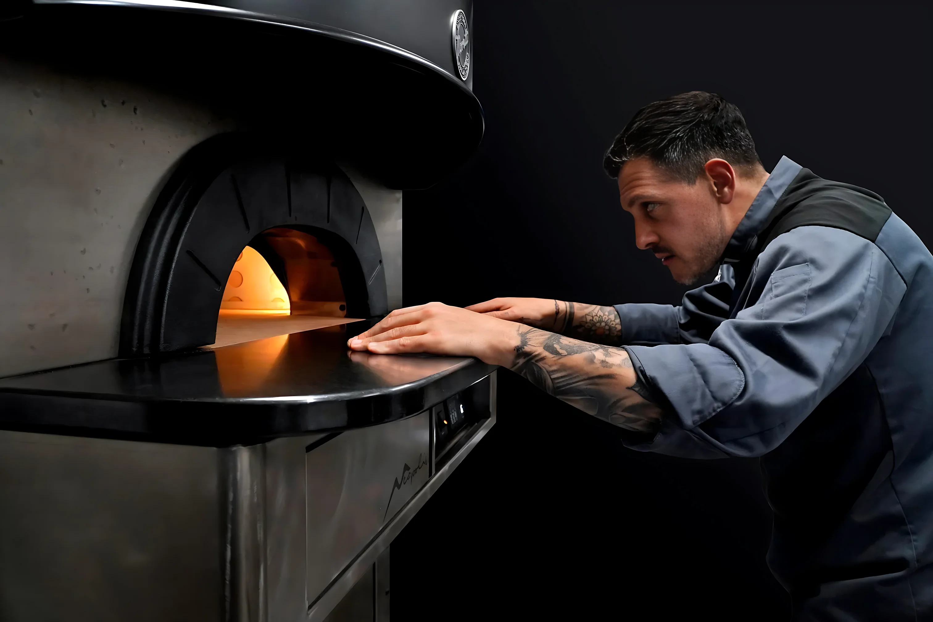 Pizzaiolo frente a un horno Moretti Forni