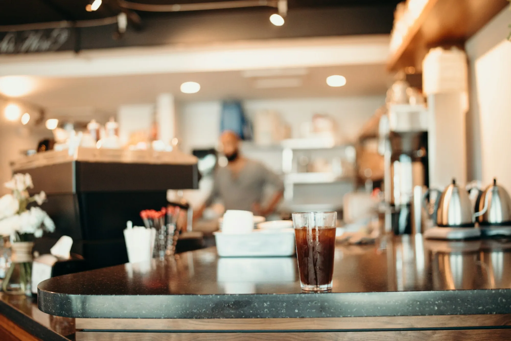 Barra de una cafetería con equipo profesional