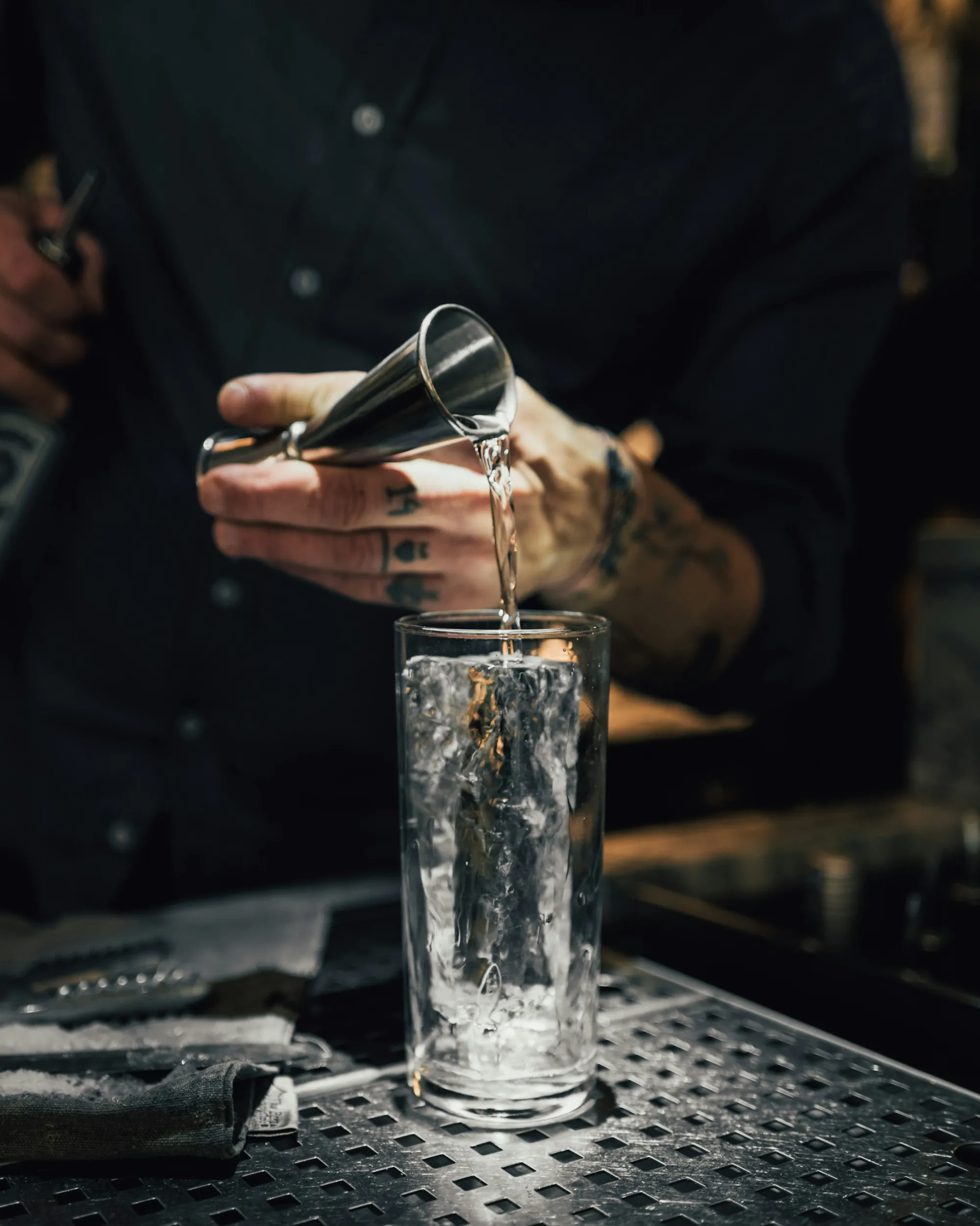 Bartender preparando una bebida con hielo