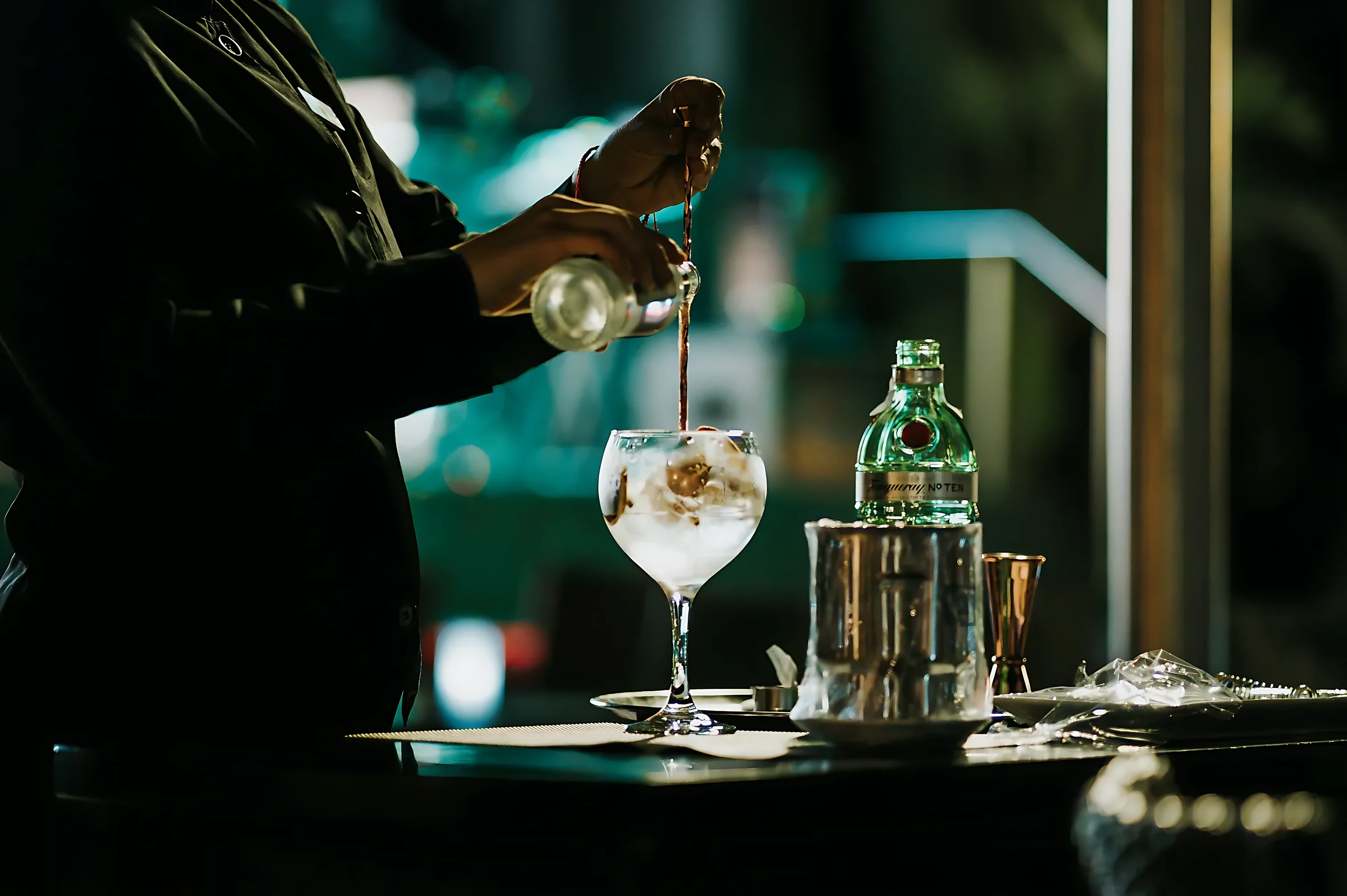 Bartender sirviendo un coctel en una barra