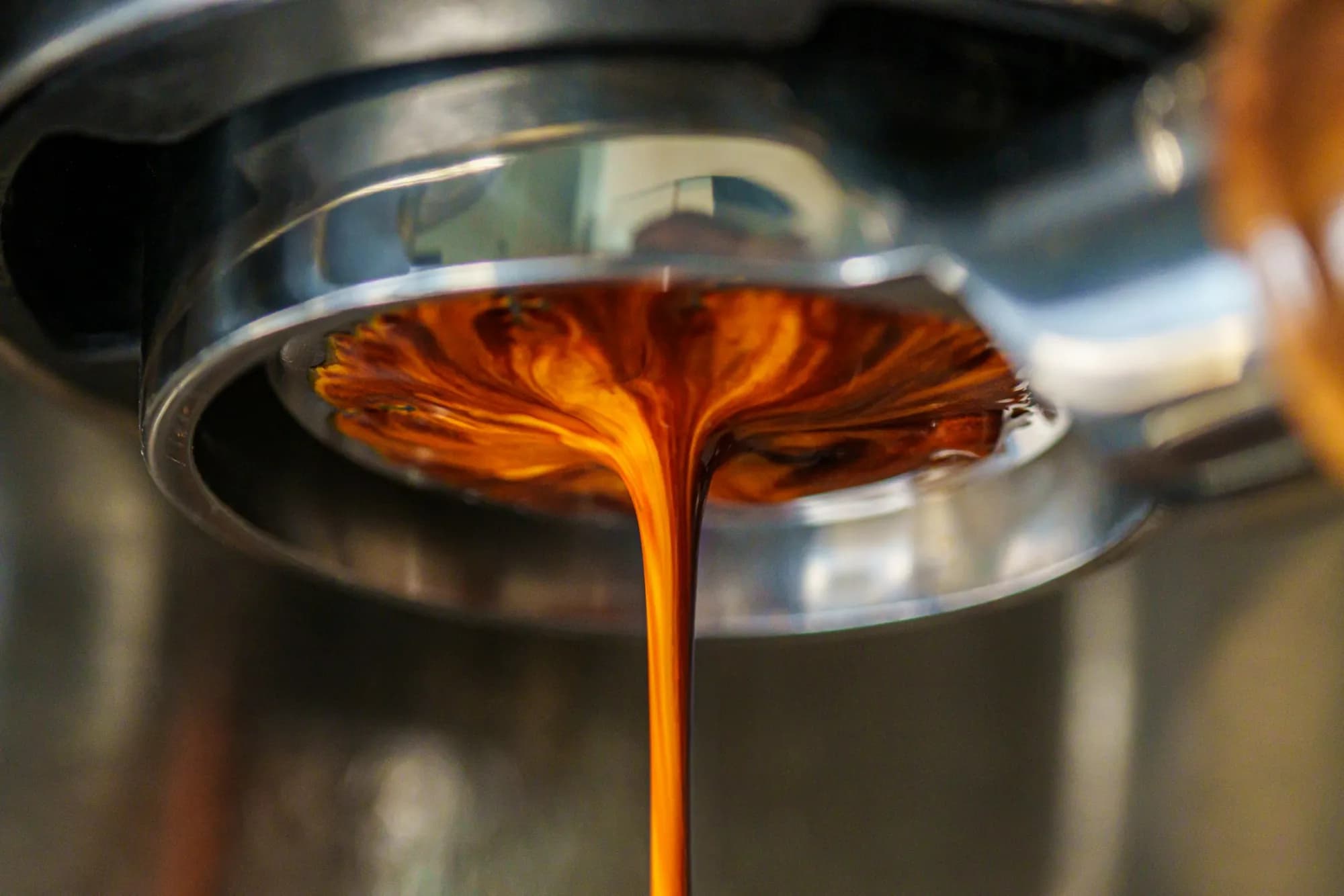 Extracción de espresso con crema desde el portafiltro