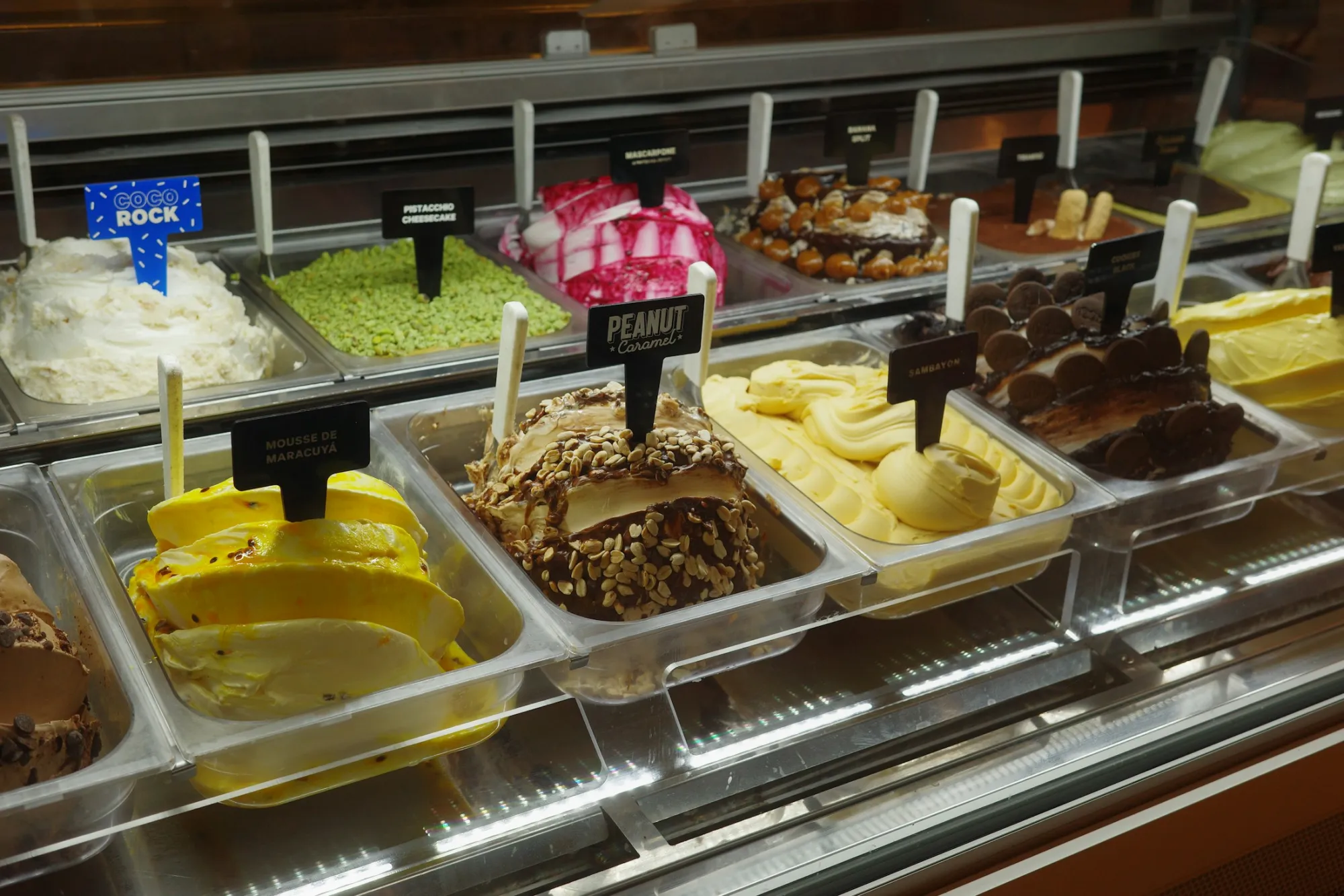 Vitrina de gelato con charolas de sabores