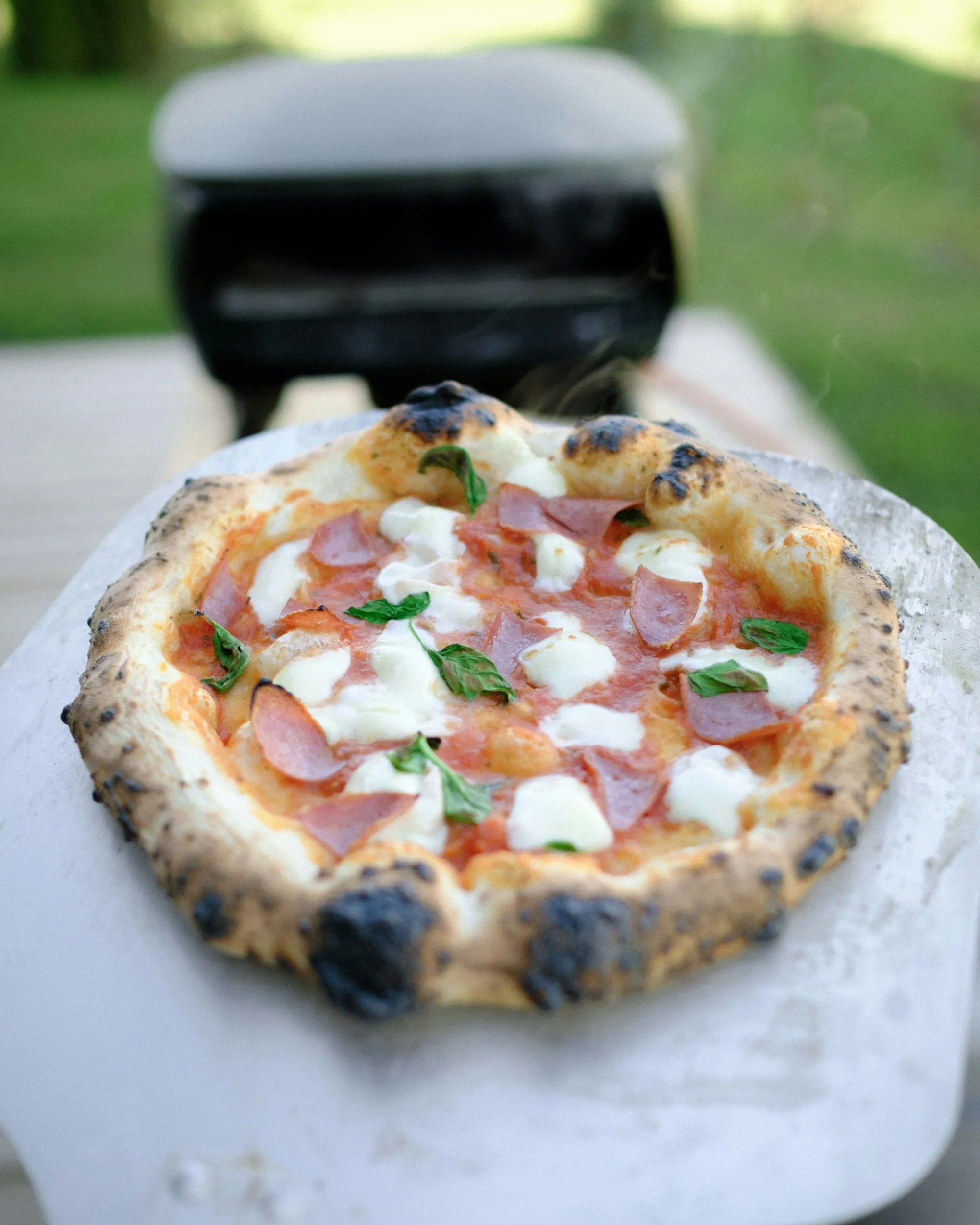 Pizza napolitana recién horneada sobre una pala